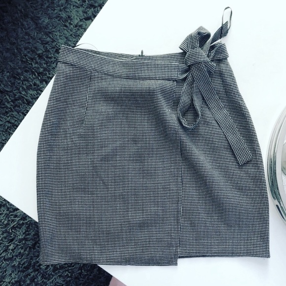 LF Dresses & Skirts - ✨HOST PICK✨Black/white side tie skirt- NWT - LF